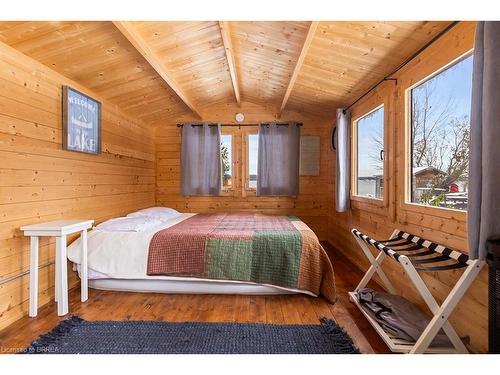 111 Wilson Drive, Georgian Bluffs, ON - Indoor Photo Showing Bedroom