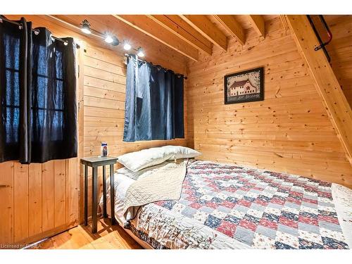 111 Wilson Drive, Georgian Bluffs, ON - Indoor Photo Showing Bedroom