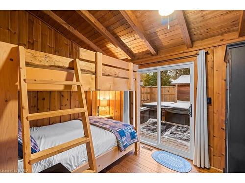 111 Wilson Drive, Georgian Bluffs, ON - Indoor Photo Showing Bedroom