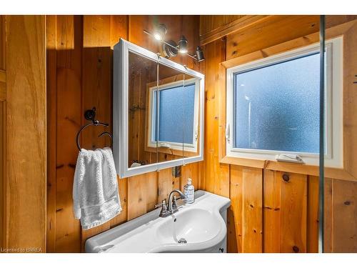 111 Wilson Drive, Georgian Bluffs, ON - Indoor Photo Showing Bathroom