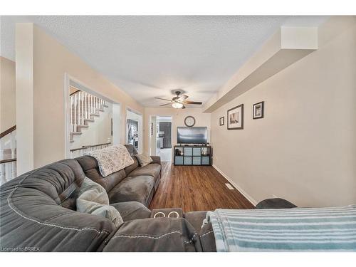 38-470 Beach Boulevard, Hamilton, ON - Indoor Photo Showing Living Room