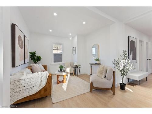 25 Dundee Street, Brantford, ON - Indoor Photo Showing Living Room