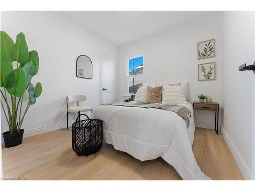 25 Dundee Street, Brantford, ON - Indoor Photo Showing Bedroom