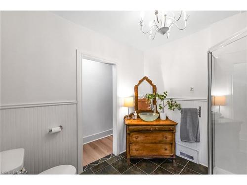 142 Elgin Street, Brantford, ON - Indoor Photo Showing Bathroom