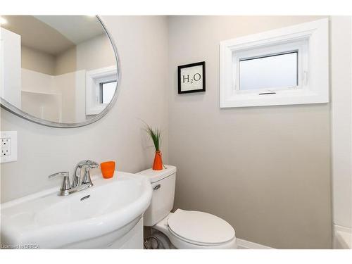 16 Mt. Pleasant Street, Brantford, ON - Indoor Photo Showing Bathroom
