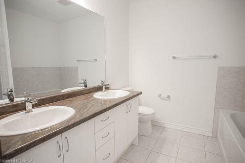 7 Poole Street, Brantford, ON - Indoor Photo Showing Bathroom