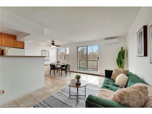 207-793 Colborne Street E, Brantford, ON - Indoor Photo Showing Living Room
