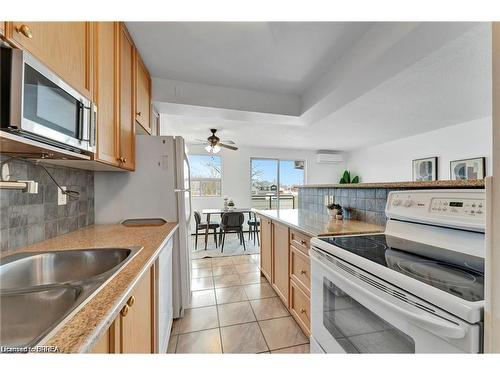 207-793 Colborne Street E, Brantford, ON - Indoor Photo Showing Kitchen