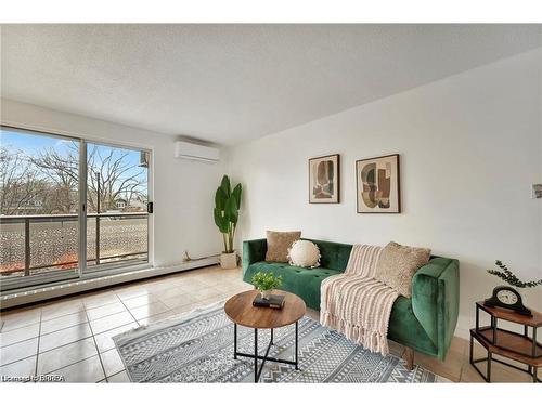207-793 Colborne Street E, Brantford, ON - Indoor Photo Showing Living Room