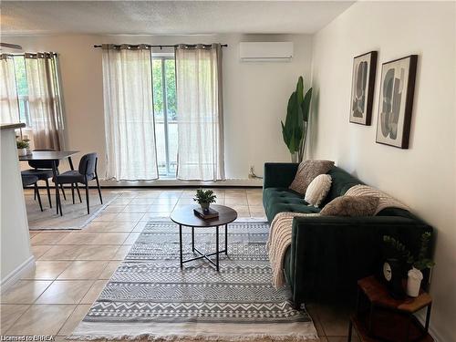 207-793 Colborne Street E, Brantford, ON - Indoor Photo Showing Living Room