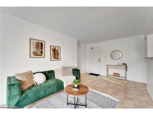 207-793 Colborne Street E, Brantford, ON - Indoor Photo Showing Living Room