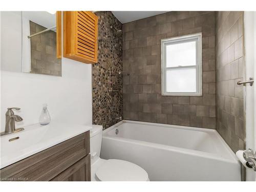 10 Albemarle Street, Brantford, ON - Indoor Photo Showing Bathroom