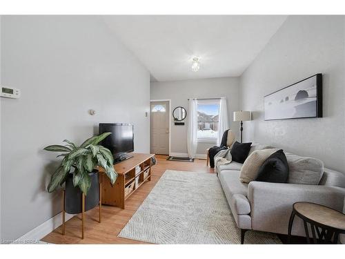 11 Hill Avenue, Brantford, ON - Indoor Photo Showing Living Room