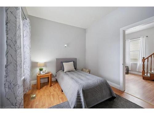 11 Hill Avenue, Brantford, ON - Indoor Photo Showing Bedroom