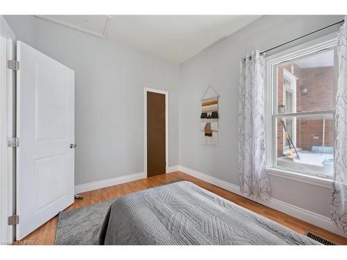11 Hill Avenue, Brantford, ON - Indoor Photo Showing Bedroom