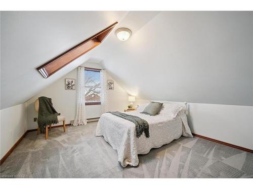 11 Hill Avenue, Brantford, ON - Indoor Photo Showing Bedroom