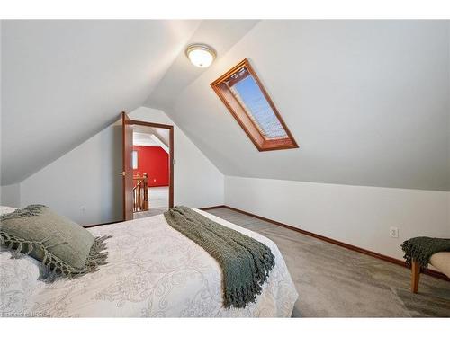 11 Hill Avenue, Brantford, ON - Indoor Photo Showing Bedroom