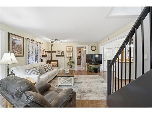87 Norwich Road, Scotland, ON - Indoor Photo Showing Living Room