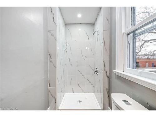 353 Dalhousie Street, Brantford, ON - Indoor Photo Showing Bathroom