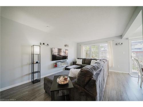 431-431 Springbank Avenue N, Woodstock, ON - Indoor Photo Showing Living Room