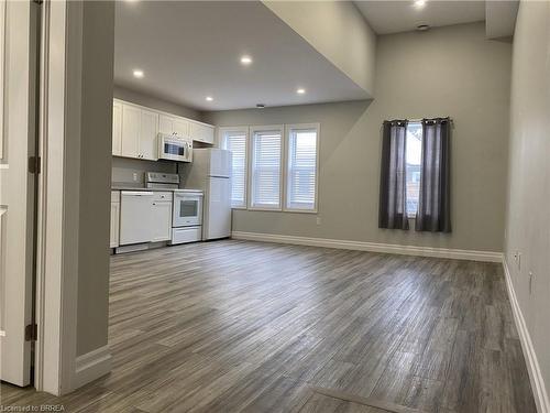 5-98 Lorne Crescent, Brantford, ON - Indoor Photo Showing Kitchen