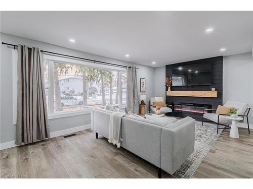 234 Grand Street, Brantford, ON - Indoor Photo Showing Living Room
