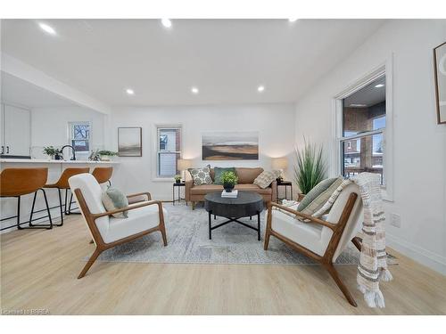 111 Victoria Street, Brantford, ON - Indoor Photo Showing Living Room