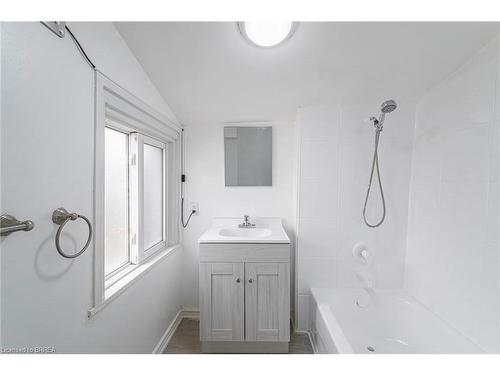 89 Maitland Street, Brantford, ON - Indoor Photo Showing Bathroom