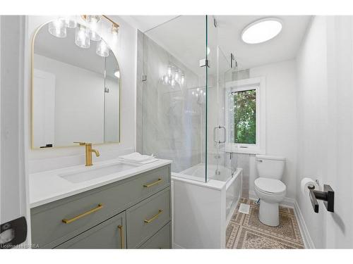 55 Jones Street, Hamilton, ON - Indoor Photo Showing Bathroom