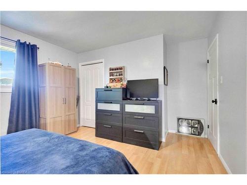 17 Penny Lane, Brantford, ON - Indoor Photo Showing Bedroom
