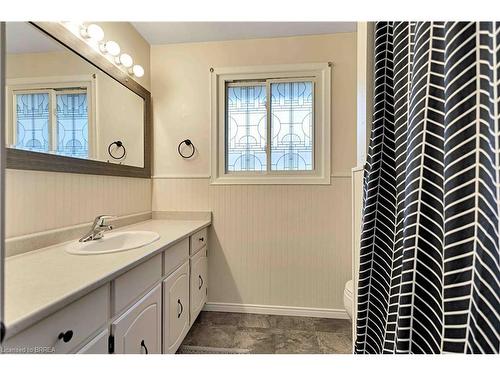17 Penny Lane, Brantford, ON - Indoor Photo Showing Bathroom