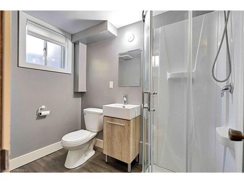 17 Penny Lane, Brantford, ON - Indoor Photo Showing Bathroom