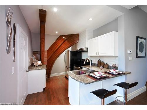 201-21 Richmond Street, Brantford, ON - Indoor Photo Showing Kitchen