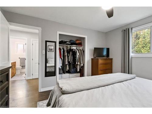 8 Sandy Row, Brantford, ON - Indoor Photo Showing Bedroom