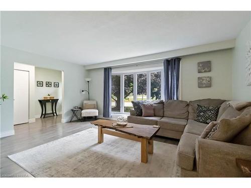8 Sandy Row, Brantford, ON - Indoor Photo Showing Living Room