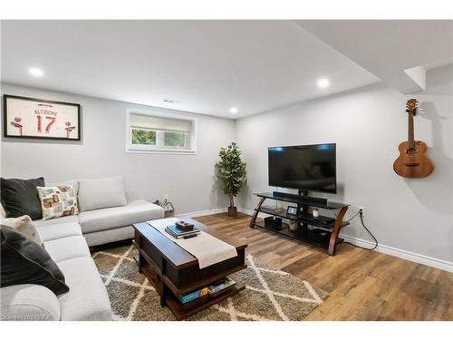 8 Sandy Row, Brantford, ON - Indoor Photo Showing Living Room
