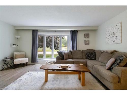 8 Sandy Row, Brantford, ON - Indoor Photo Showing Living Room