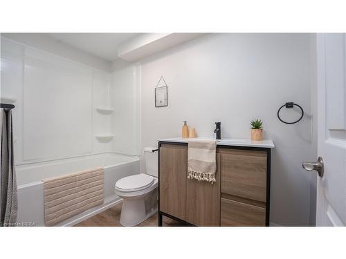 75 Henderson Avenue, Brantford, ON - Indoor Photo Showing Bathroom