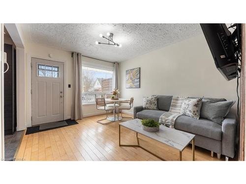 69 Lyons Avenue, Brantford, ON - Indoor Photo Showing Living Room