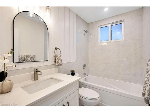 269 East 28Th Street, Hamilton, ON - Indoor Photo Showing Bathroom