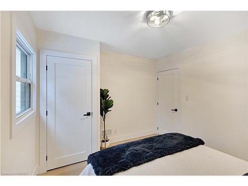 269 East 28Th Street, Hamilton, ON - Indoor Photo Showing Bedroom