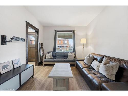 87 Barnesdale Avenue N, Hamilton, ON - Indoor Photo Showing Living Room