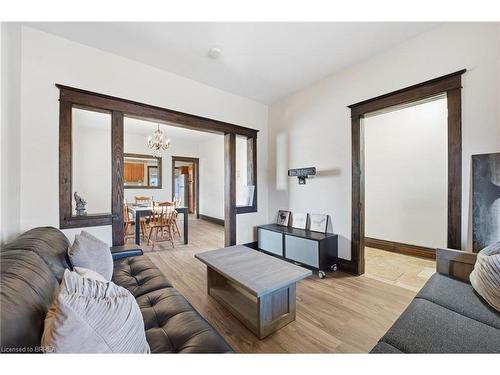 87 Barnesdale Avenue N, Hamilton, ON - Indoor Photo Showing Living Room