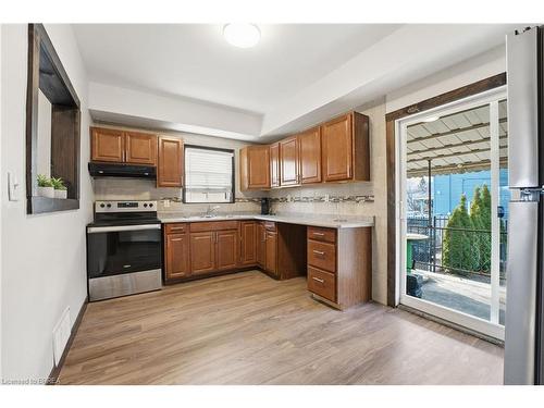 87 Barnesdale Avenue N, Hamilton, ON - Indoor Photo Showing Kitchen