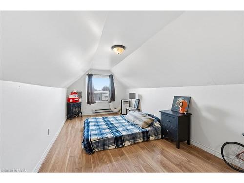 87 Barnesdale Avenue N, Hamilton, ON - Indoor Photo Showing Bedroom