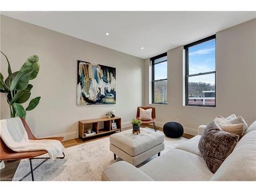 202-7 Grand River Street N, Paris, ON - Indoor