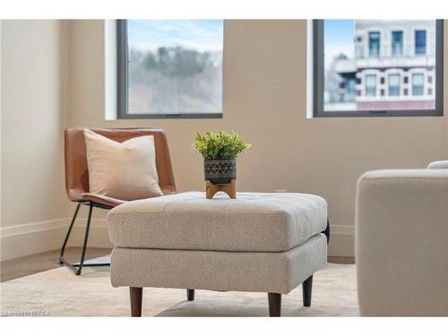 202-7 Grand River Street N, Paris, ON - Indoor