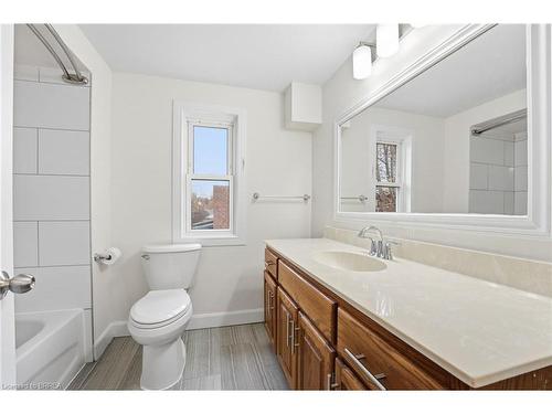 12 St James Street, Brantford, ON - Indoor Photo Showing Bathroom