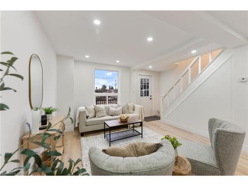 581 John Street N, Hamilton, ON - Indoor Photo Showing Living Room