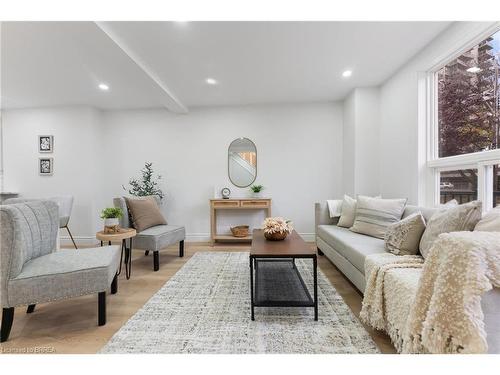 581 John Street N, Hamilton, ON - Indoor Photo Showing Living Room